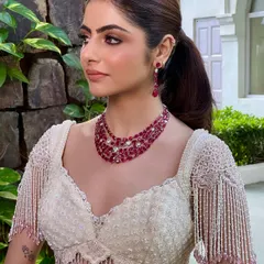 This outdoor shot shows how the soft glam makeup looks in natural light. The skin is radiant and the features are beautifully sculpted for a timeless bridal look.