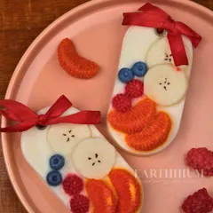 These wax sachets are decorated to look like a fresh fruit medley. They are a fun and fragrant way to bring a sweet, fruity scent to your small spaces.