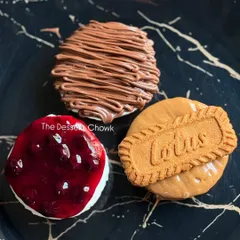 My mini no-bake cheesecakes are perfect for parties and events. Here you can see the variety I offer: Nutella, Lotus Biscoff, and a fresh berry topping.