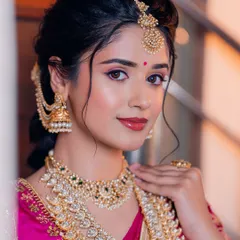 For this classic South Indian bridal look, I balanced traditional elements with a modern, dewy skin finish. The focus is on radiant skin, defined eyes, and a lip color that enhances her natural beauty.