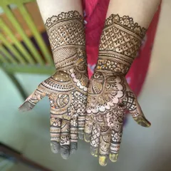This design is a great example of party henna. It has the richness of a bridal pattern on the palms but only extends to the wrist, offering a beautiful yet less heavy look.