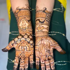 This design tells a story of a long-distance love, with a helicopter representing the groom's profession and a Kingfisher beer bottle as a fun inside joke between the couple.