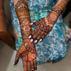 A stunning full-arm bridal design with intricate details. The patterns include traditional motifs like paisleys and florals, creating a classic and timeless look for the bride.