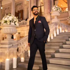 Black is a lifestyle. A stylish look for a sophisticated event at the Çırağan Palace in Istanbul.