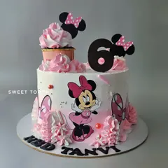 A classic Minnie Mouse theme for a 6th birthday! This chocolate mousse cake features a pink airbrushed design, delicate piping, and a cute cupcake on top. It’s a timeless choice for any Disney fan.