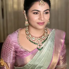 This portrait highlights the flawless base and soft contouring that enhances the bride's features. Achieving this natural-looking, sculpted look is a core skill I teach.