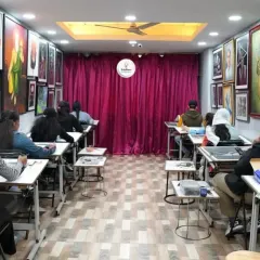 This is our classroom, a space where creativity thrives. You can see students of all ages and levels, each focused on their own artistic journey. We ensure a professional and inspiring environment, with all the tools you need to grow your talent.