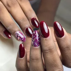 Another view of the wine-red and glitter nail set. This combination is perfect for festive occasions or for anyone who loves a bold, rich color.