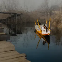 A quiet moment on Dal Lake. We believe your love story deserves a backdrop as serene and beautiful as your connection. This pre-wedding shoot in Kashmir was all about capturing the peaceful, poetic romance of the couple against the misty waters.