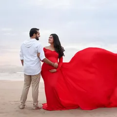 For the mama-to-be who wants to feel like a queen. This dramatic beach maternity session captures the power and beauty of pregnancy against the epic backdrop of the sea. A truly unforgettable portrait.