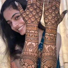A beautiful example of full coverage mehendi with repeating floral jaal patterns. This kind of design requires precision and consistency, and the result is absolutely stunning.