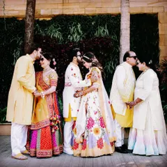 Three generations of love. A beautiful portrait of the couple with their parents, a moment that encapsulates the essence of a family wedding.