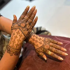 A chic and modern design for the back of the hands. The geometric patterns combined with floral borders create a look that is both elegant and contemporary.