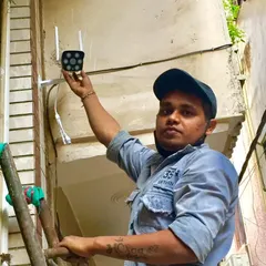 Installing a 4G bullet camera that works with a SIM card. This is a great solution for locations without a Wi-Fi connection.