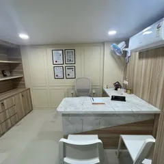 A wider view of my consultation office, where we begin the process of diagnosing the root cause of your hair loss and formulating a specific recovery plan.