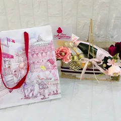 This anniversary hamper is ready for gifting, paired with a chic illustrated gift bag for an extra touch of elegance.
