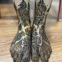 This hibiscus-themed foot design is bold and beautiful, with a dark paste that promises a stunning stain.