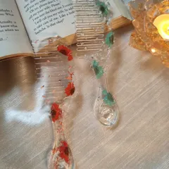These clear resin combs are embedded with tiny, colorful flowers. I used red and green daisies to create a playful and pretty design, turning a simple hair accessory into something special.