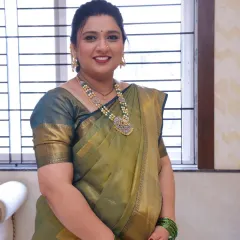 A gentle glow for a gentle soul. This mom-to-be chose a lovely pearl and antique pendant necklace set from my rental collection for her baby shower, and she looks so serene and beautiful.