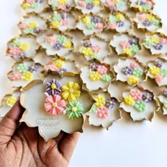 Iconic Urli Candles in Pastel. This is one of my most loved designs, a scented soy wax urli candle decorated with delicate, handmade mini daisy flowers. This particular piece, created for a client's brand, shows how we can adapt our popular designs to fit your unique aesthetic.