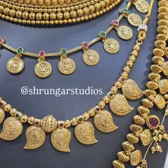 The layering of different necklaces like the Laxmi haar and mango mala creates a stunning effect, perfect for a Maharashtrian bride.