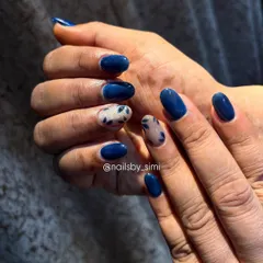 Nails you can’t stop staring at. This design combines a deep blue cat-eye polish with accent nails featuring a blue leopard print for a unique look.