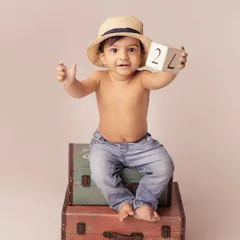 This little traveler is ready for his next adventure. Using vintage suitcases as a prop adds a timeless and classic feel to this simple and sweet toddler portrait.