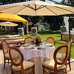 A charming setup for a winter brunch. The classic wooden chairs, crisp white linen, and a simple floral centerpiece create a relaxed yet elegant atmosphere for a daytime corporate event.