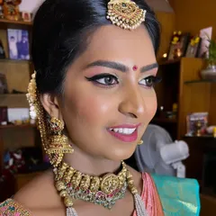 A fresh and subtle look for a temple wedding. I used soft pink and gold tones on the eyes with a sharp wing, paired with gorgeous antique temple jewellery for a divine bridal look.