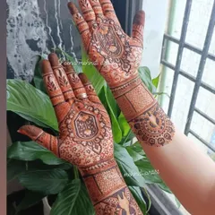 Simple yet elegant, this design is perfect for a bride's family or for someone who prefers a less dense pattern. It features traditional figures within a central mandala, complemented by detailed wrist bands.