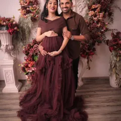 I create picture perfect moments for expecting couples. This maternity photoshoot features our rich, burgundy floral backdrop, designed to add a touch of drama and elegance to your special portraits.