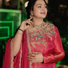 A soft and dewy look for a Mata ki Chowki. The makeup is radiant and fresh, with a beautiful pink eyeshadow that complements her embroidered suit perfectly.