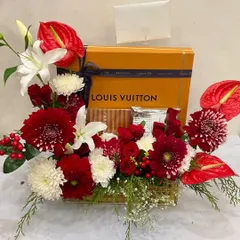 For those who appreciate the finer things, I love combining luxury brands with my floral art. This hamper features a statement gift from Louis Vuitton, nestled in a bold arrangement of anthuriums, lilies, and roses for a truly premium experience.