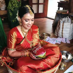 Bride Shruthi looking serene during her wedding rituals in Indore. I pre-pleated her stunning red bridal saree, which was then draped for her on-site, ensuring she looked perfect for her special day.
