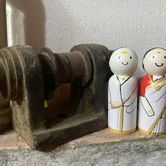 These minimalist dolls represent a traditional Indian couple. Their simple, elegant design and clean lines showcase a modern aesthetic while being crafted with the same authentic techniques and natural materials.