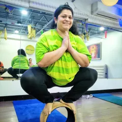 Finding balance on the yoga wheel is a powerful feeling. Riddhi's joyful and stable Malasana is proof that with trust in yourself and your practice, you can navigate any challenge with a smile.