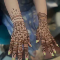 A modern take on personalization. I wrote the name 'Akshay' on the wrist, with a cute crown-like design above it. The rest of the hand has a beautiful geometric jaal pattern.