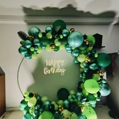 A simple yet stunning balloon ring in shades of green with gold accents. This type of setup is perfect for creating a photo corner in a living room or a small hall without overwhelming the space.