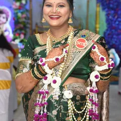 This mom-to-be is celebrating her baby shower in a full set of my floral jewellery. The design includes intricate haath phool and a special 'Aai' medallion to honor her journey into motherhood.