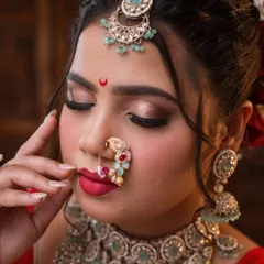 The focus here is on the shimmering eye makeup and perfectly blended base for this Maharashtrian bridal demo.