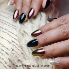 This is the chameleon chrome effect, which shifts between different colors depending on the angle and light. Here, it moves from green to purple over a black base for a mysterious and glamorous style.