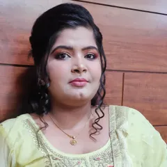 This is a perfect example of my signature party guest makeup. We went for a soft glam look with shimmery eyeshadow and a natural lip color that made her feel beautiful and confident.