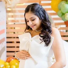 Celebrating the beautiful journey of motherhood. For this baby shower, I created a soft, natural glam look to enhance her radiant glow. The focus was on fresh, luminous skin and gentle definition to ensure she felt comfortable and beautiful throughout her special day.
