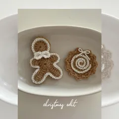 Another view of the gingerbread and cookie charms, perfect for your Christmas tree or as a festive bag accessory. You decide how to use them.