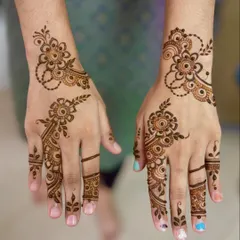 A beautiful Arabic-style floral design that flows diagonally across the back of the hand, creating a very graceful look.