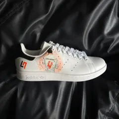 A side profile of the Lando Norris custom sneaker, showing him from behind with his race number.