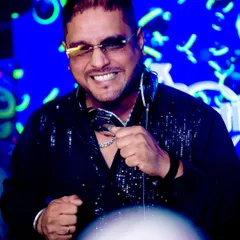 A big smile and a sequined shirt. This look is all about bringing positive, high-energy vibes to the DJ booth.