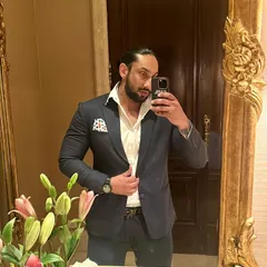 Even when dressed up for a formal gig, there's always time for a quick mirror selfie. It's all part of the lifestyle.
