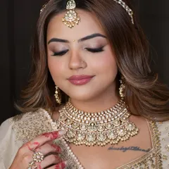 An exquisite look at a polki and pearl choker set against an elegant ivory lehenga. The right jewellery makes all the difference.