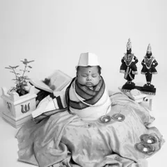 The Warkari theme looks stunning in monochrome. The high contrast brings out the details in the setup, from the Tulsi plant to the Vitthal-Rukmini idols.